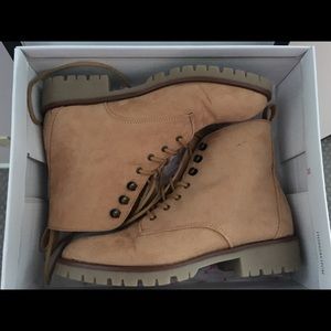 SIZE 5.5 LACE UP SUEDE BOOTIES $20